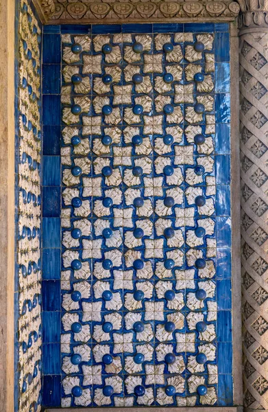 Mönster av azulejo kakel på vägg med fjäder former — Stockfoto