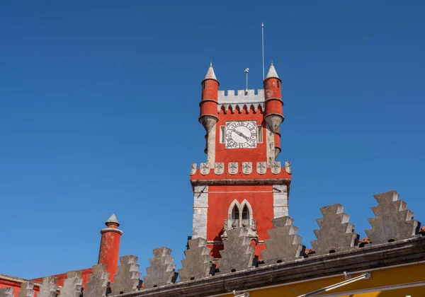 रंगीन लाल घड़ी टॉवर के साथ सिंट्रा के बाहर पेना पैलेस — स्टॉक फ़ोटो, इमेज