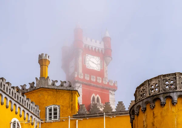 Pena Palace fuera de Sintra es un colorido edificio real en Portugal — Foto de Stock