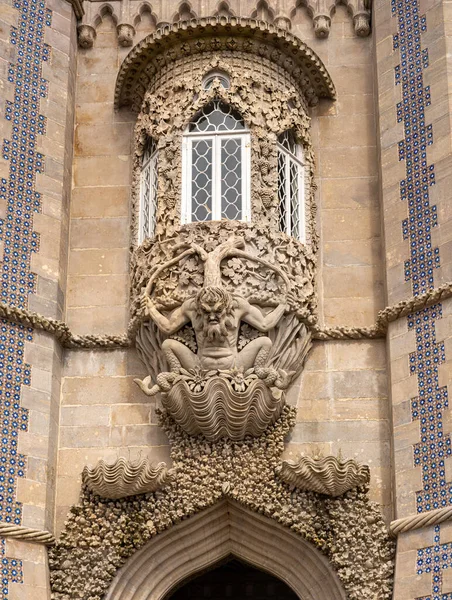 在辛特拉外的佩纳宫，入口上方刻有Triton拱门的雕刻 — 图库照片