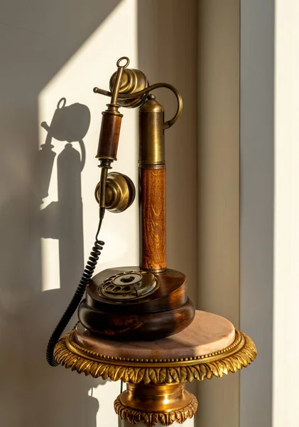 Téléphone chandelier en bois poli antique sur table en marbre — Photo