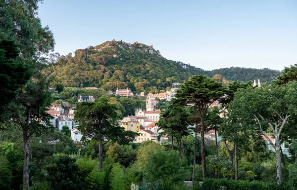 Vista de la ciudad de Sintra en Portugal con castillo morisco en la colina — Foto de Stock