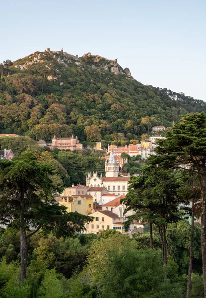 Vista de la ciudad de Sintra en Portugal con castillo morisco en la colina —  Fotos de Stock