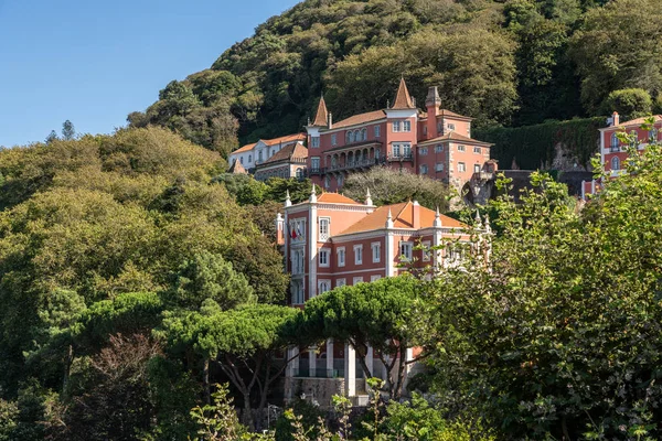 Grandes casas u hoteles en la ladera de Sintra Portugal — Foto de Stock