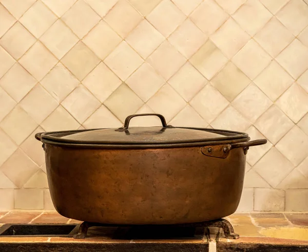 Vecchia pentola di rame o pentola sul piano di lavoro della cucina — Foto Stock