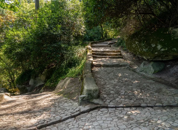 Caminhos alternativos nos jardins fora de Sintra em Portugal — Fotografia de Stock