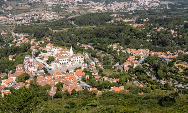 Nationalpalatset i staden Sintra tas från slottet av morerna — Stockfoto