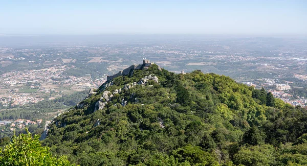 Vista aérea del Castillo de los Moros en la colina sobre Sintra en Portugal —  Fotos de Stock