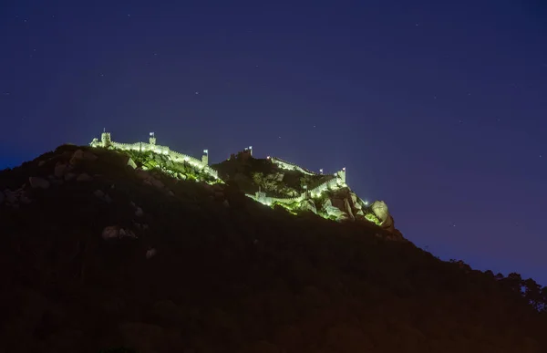 Vista nocturna de la ciudad de Sintra en Portugal con castillo morisco en la colina —  Fotos de Stock