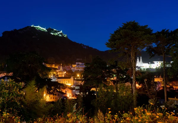 葡萄牙辛特拉镇的夜景，山上有摩尔城堡 — 图库照片