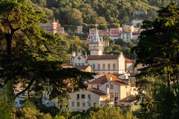 Вечерний вид на город Синтра в Португалии с ратушей на переднем плане — стоковое фото