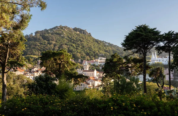 Abendblick über die Stadt Sintra in Portugal mit maurischer Burg auf einem Hügel — Stockfoto