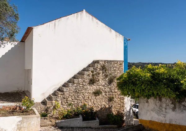 Schodiště do nikam ve starém zděném městě Obidos ve středním Portugalsku — Stock fotografie