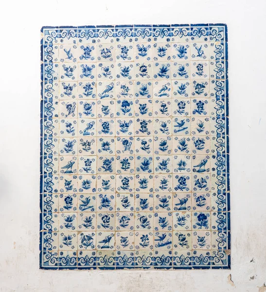 Mönster av azulejo kakel på väggen med fåglar och blommor — Stockfoto