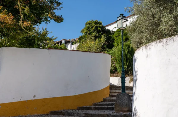 Narrow street in the old walled town of Obidos in central Portugal — Stock Photo, Image