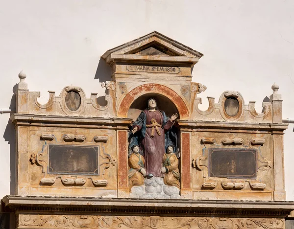 Toegang tot de St Mary kerk in de ommuurde stad Obidos in centraal Portugal — Stockfoto