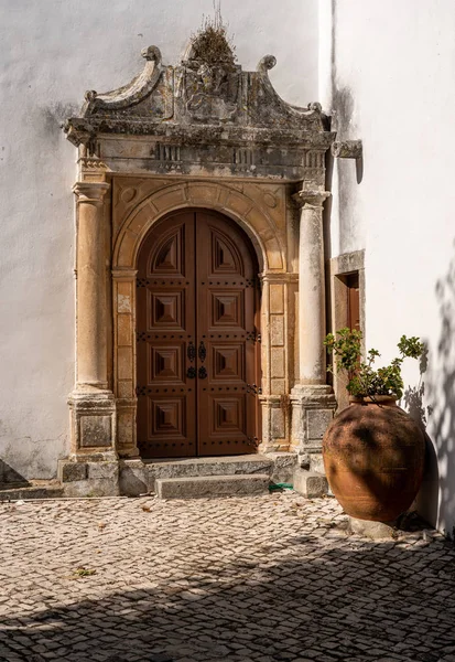 Ingresso alla chiesa di Santa Maria nella città murata di Obidos nel Portogallo centrale — Foto Stock