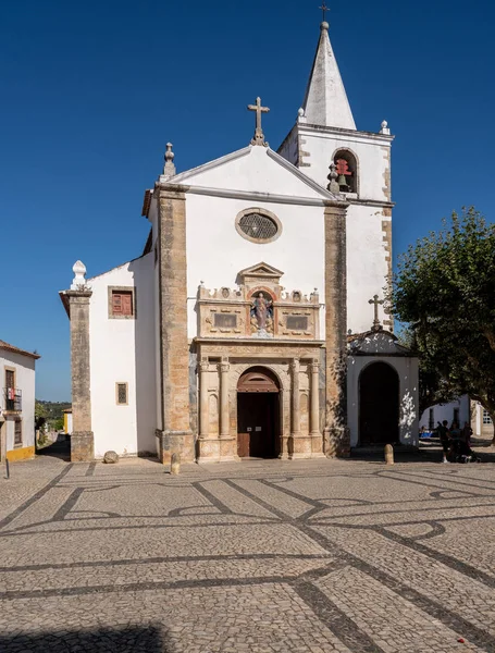 Entrada a la iglesia de Santa María en la ciudad amurallada de Obidos, en el centro de Portugal — Foto de Stock