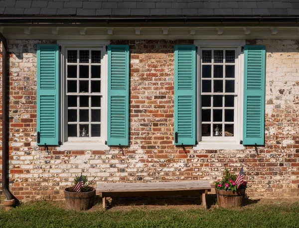 Jednoduché modré okenice proti bílé malované cihlové zdi ve Virginii — Stock fotografie