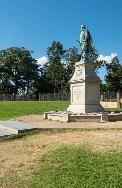 Statue to Captain John Smith unveiled in 1909 in Jamestown Settlement in Virginia — 스톡 사진