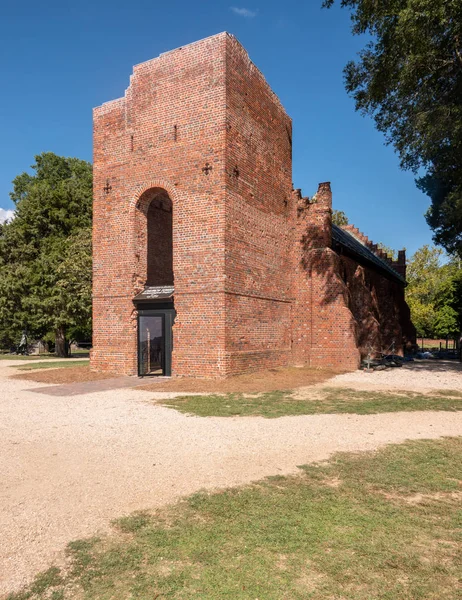 Kvarlevor av den ursprungliga kyrkan i Jamestown Settlement i Virginia — Stockfoto