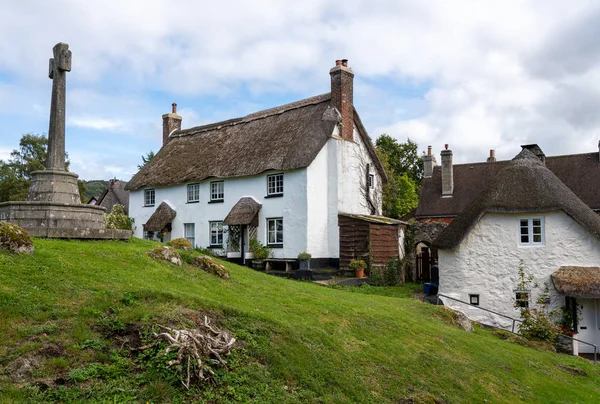 Thatched domki nad zielenią wsi Lustleigh w Devon — Zdjęcie stockowe
