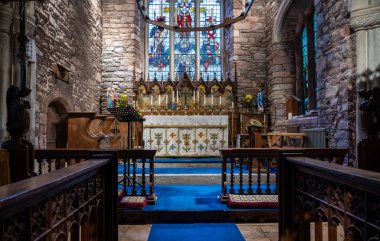 Torquay yakınlarındaki Cockington Village kilisesindeki sunak.