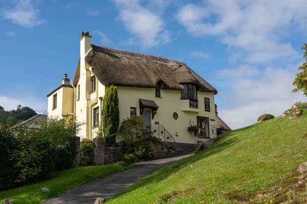 Thatched tea shop by the village green of Lustleigh in Devon — Stock Photo, Image