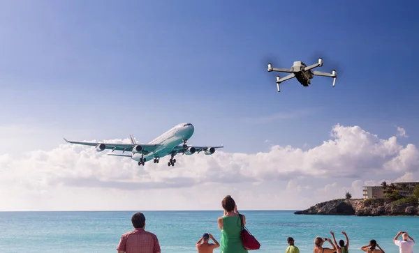 Concept de drone risquant l'atterrissage d'un avion à l'aéroport Princesse Juliana — Photo