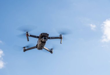 Dji Mavic Pro 2 insansız hava aracı mavi gökyüzüne doğru uçuyor