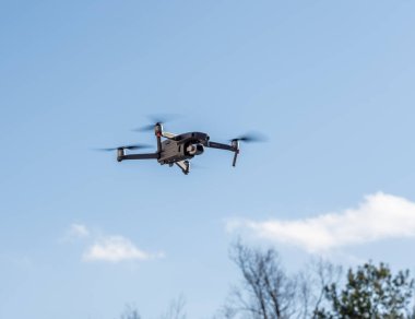 Dji Mavic Pro 2 insansız hava aracı mavi gökyüzüne doğru uçuyor