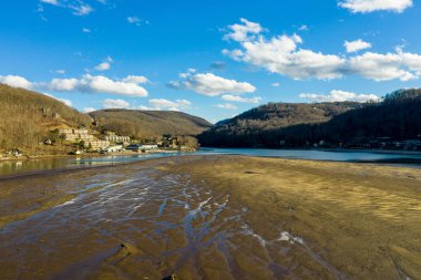 Morgantown yakınlarındaki Cheat Gölü 'nde düşük su seviyesi çamur bankasını gösteriyor.