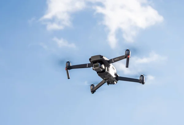 Dji Mavic Pro 2 dron letící nad kamerou proti modré obloze — Stock fotografie