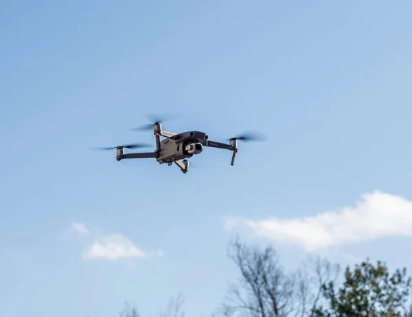 Dji Mavic Pro 2 dron latający nad kamerą przed błękitnym niebem — Zdjęcie stockowe