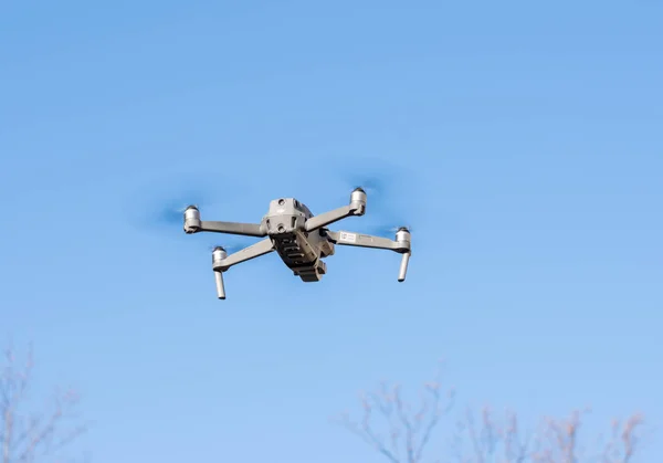 Беспилотник DJI Mavic Pro 2 летит над камерой против голубого неба — стоковое фото