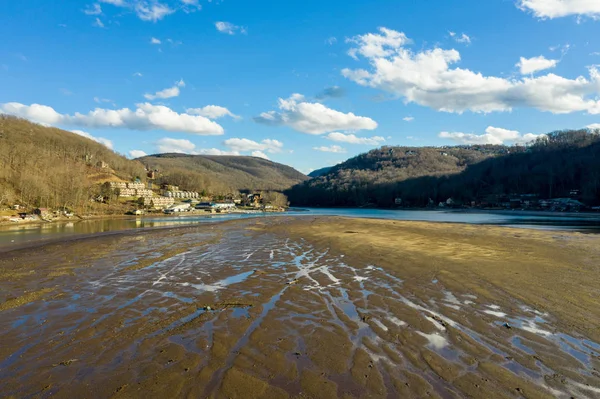 Nízká hladina vody v Cheat Lake u Morgantownu ukazuje bahenní břeh — Stock fotografie