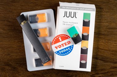 Juul Laboratuvarları e-sigara buharlaştırıyor. Siyasi meseleleri resmetmek için oy verdim.