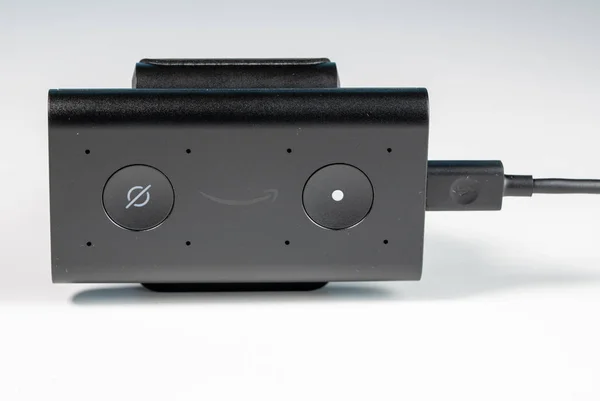Amazon Echo Auto готов к установке в автомобиль, чтобы дать Алекса голосовой контроль — стоковое фото