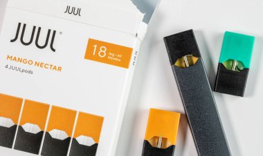 Juul Laboratuvarları, Mango Nektar aromalı e-sigara buharlaştırıyor.