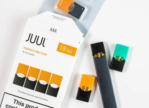 Juul Labs испаряет электронные сигареты с ароматизированным стручком Mango Nectar — стоковое фото