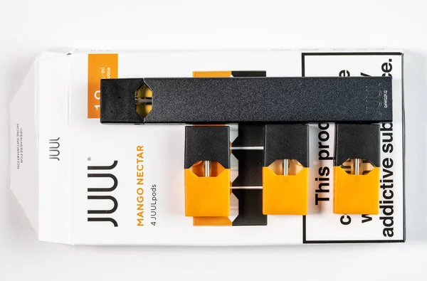 Juul Labs vaping e-cigarro com manga Néctar sabor pod — Fotografia de Stock