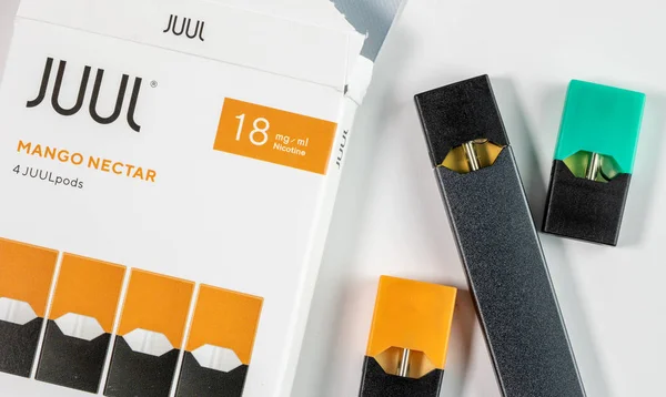 Juul Labs dampende e-sigaret met Mango Nectar smaak pod — Stockfoto