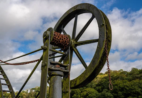 Detail einer alten Stahlfrachtwinde am Hafen des Flusses Tamar in Devon — Stockfoto