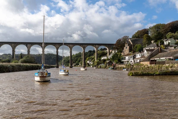 Cornwall 'da Tamar Nehri üzerindeki küçük Calstock kasabası — Stok fotoğraf