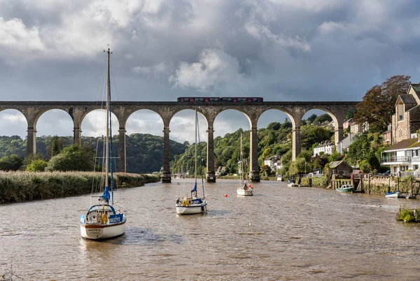 Pequena cidade de Calstock no rio Tamar na Cornualha — Fotografia de Stock