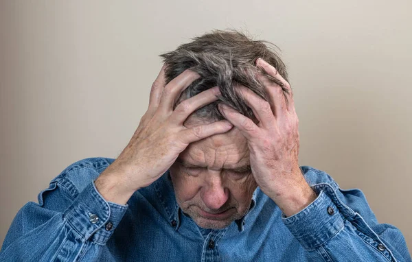 Senior kaukasiska äldre pensionär ser deprimerad och orolig — Stockfoto