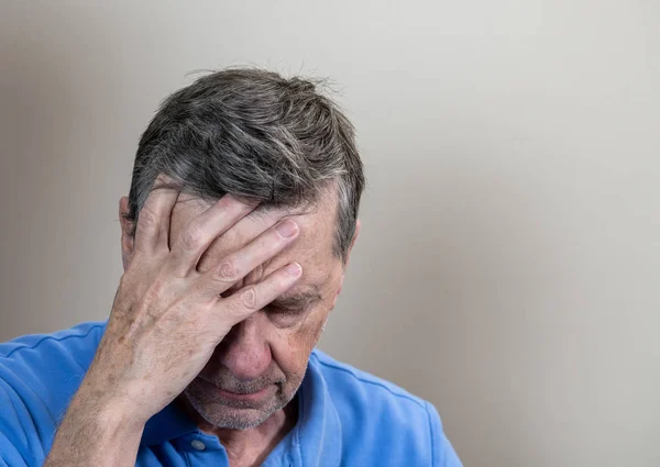 Senior caucasian elderly retiree looking depressed and anxious — Stock Photo, Image