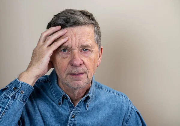 Senior caucasian elderly retiree looking depressed and anxious — Stock Photo, Image