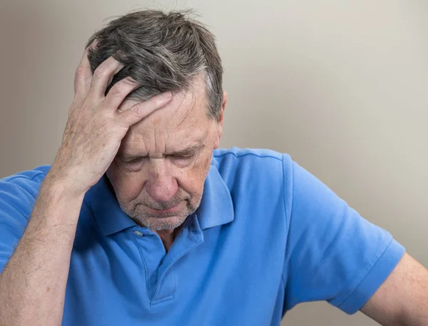 Senior Kaukasische bejaarde gepensioneerde kijkt depressief en angstig — Stockfoto