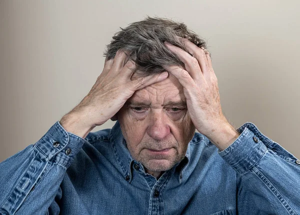 Senior caucasian elderly retiree looking depressed and anxious — Stock Photo, Image